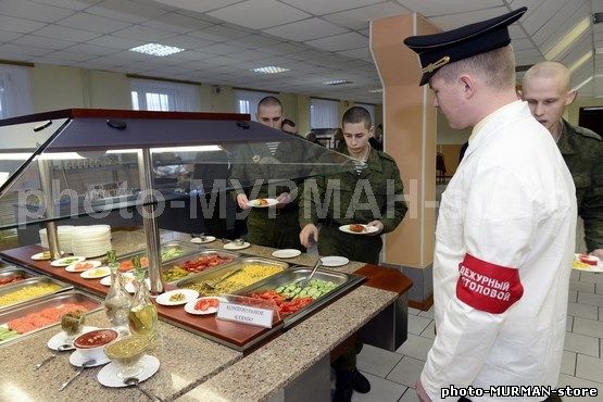 Дежурный по кухне еда. Шведский стол в армии. Наряд по столовой. Дежурный по столовой в армии. Кухонный наряд по столовой.